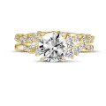 Anello solitario con cluster da 1.00 carati in oro giallo con diamante rotondo