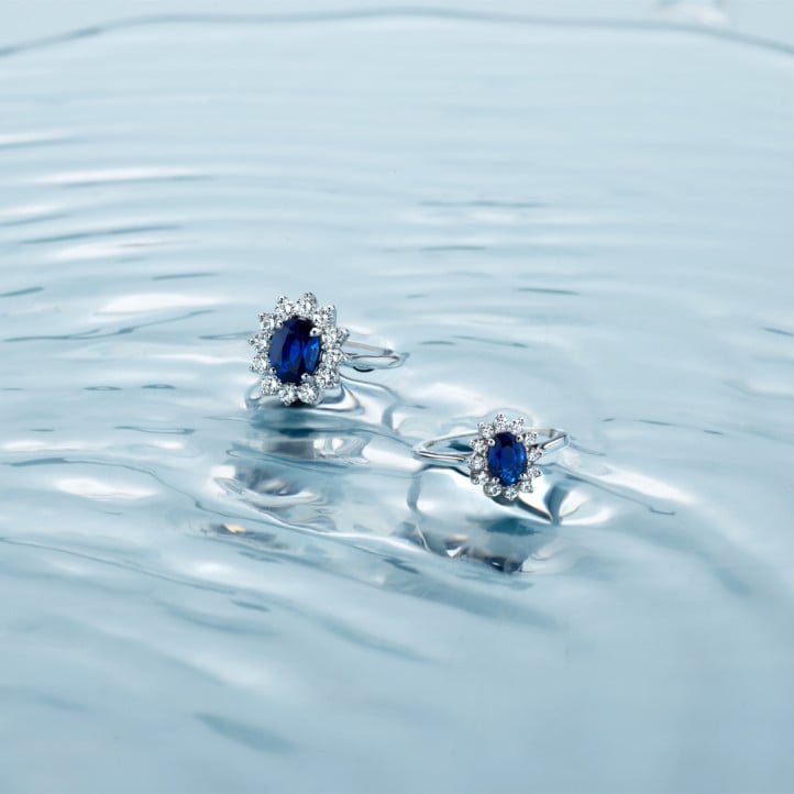 Anello Entourage in oro rosso con zaffiro ovale e diamanti rotondi