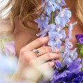 Anello Flowers con petali di zaffiro blu taglio marquise