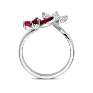 Anello combinato con fiori e farfalle con diamanti e rubini in oro bianco