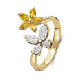 Anello combinato con fiori e farfalle con diamanti e zaffiri gialli in oro giallo