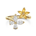 Anello combinato con fiori e farfalle con diamanti e zaffiri gialli in oro giallo