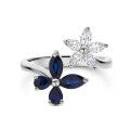Anello combinato con fiori e farfalle con diamanti e zaffiri blu in oro bianco