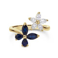 Anello combinato con fiori e farfalle con diamanti e zaffiri blu in oro giallo