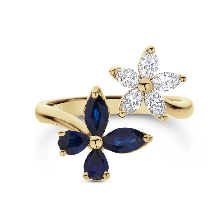Anello combinato con fiori e farfalle con diamanti e zaffiri blu in oro giallo