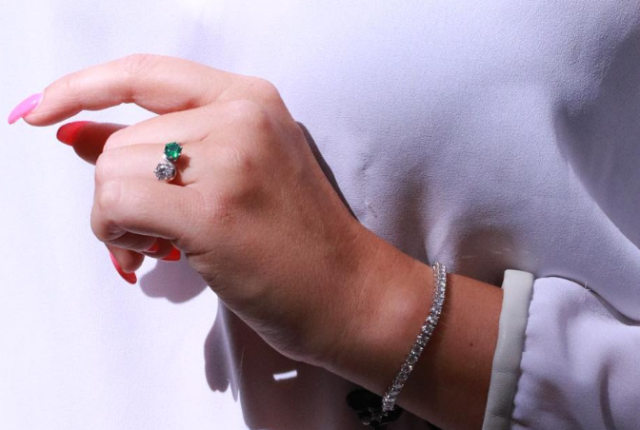 Donna indossa anello toi et moi con smeraldo - BAUNAT
