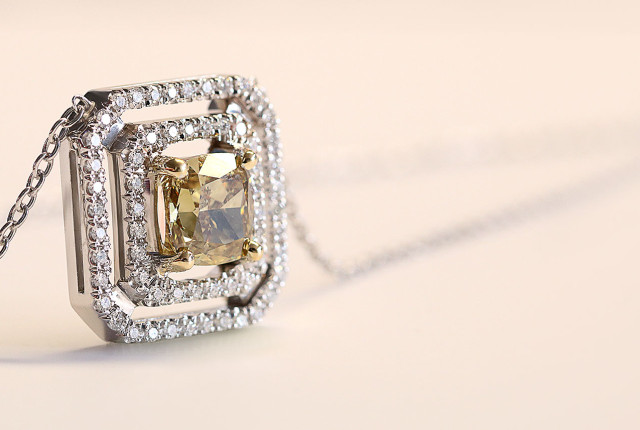 Diamante taglio cuscino Acquista un anello di fidanzamento con taglio a cuscino come il diamante di questa collana da BAUNAT.
