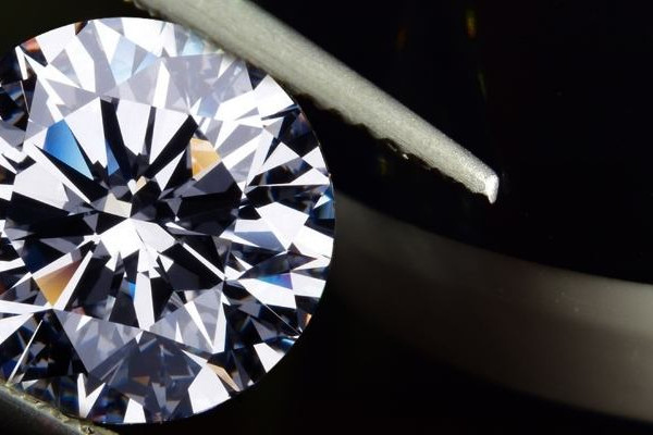 Diamante brillante che riflette la luce