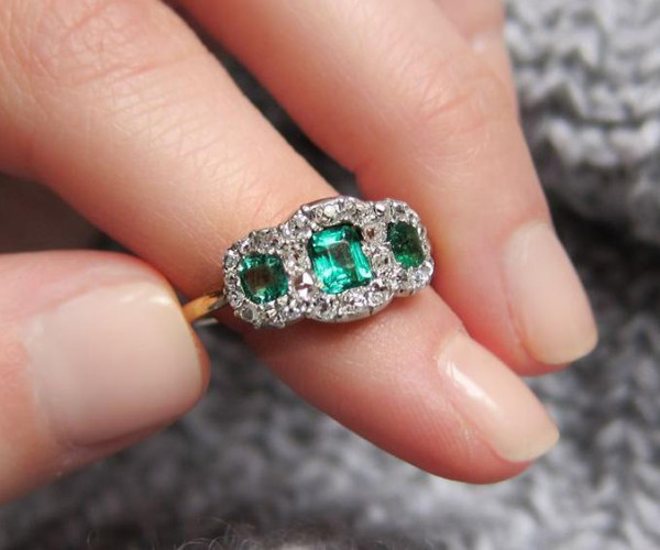 Anelli di fidanzamento con più di un diamante