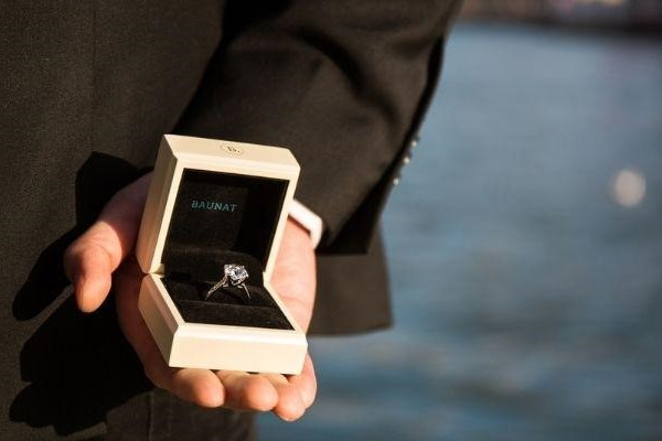Un uomo elegante che sfoggia un anello con diamante BAUNAT con una particolare dimensione in carati.