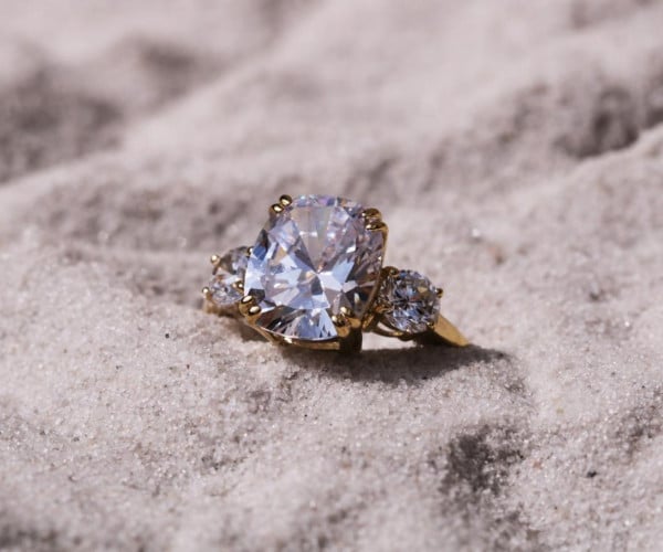 Anello con diamante nella sabbia