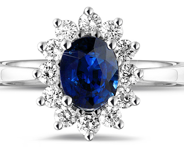 Anello con diamante e zaffiro su sfondo bianco 