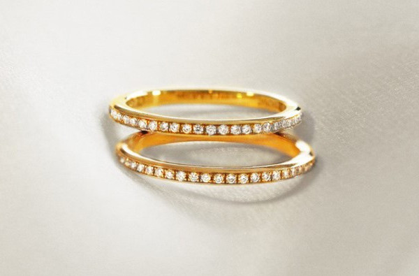 Due eleganti anelli di fidanzamento in oro con fedine sottili impreziosite da diamanti in oro giallo