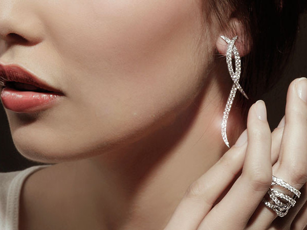 Elegante signora che indossa orecchini e un anello abbinato