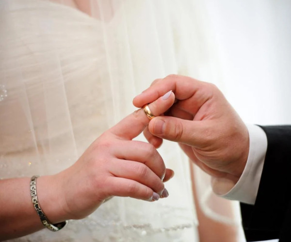 Scegliere l'anello di fidanzamento perfetto per lui e per lei