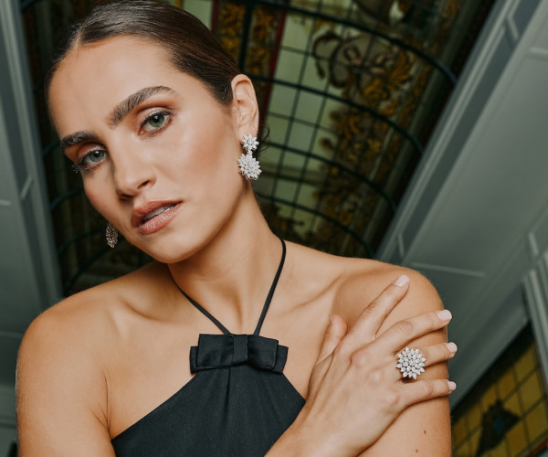 Donna che indossa gioielli di design in oro bianco con diamanti 