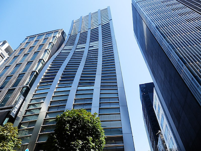 L'edificio De Beers a Ginza, caratterizzato dalla sua facciata alta e curva