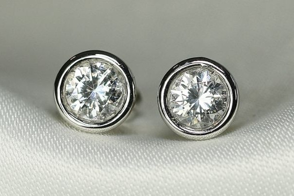 Orecchini a bottone in oro bianco con diamante bianco