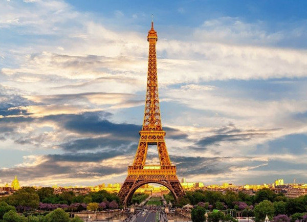 La Torre Eiffel a Parigi, il luogo perfetto per chiedere la mano e acquistare un anello di fidanzamento
