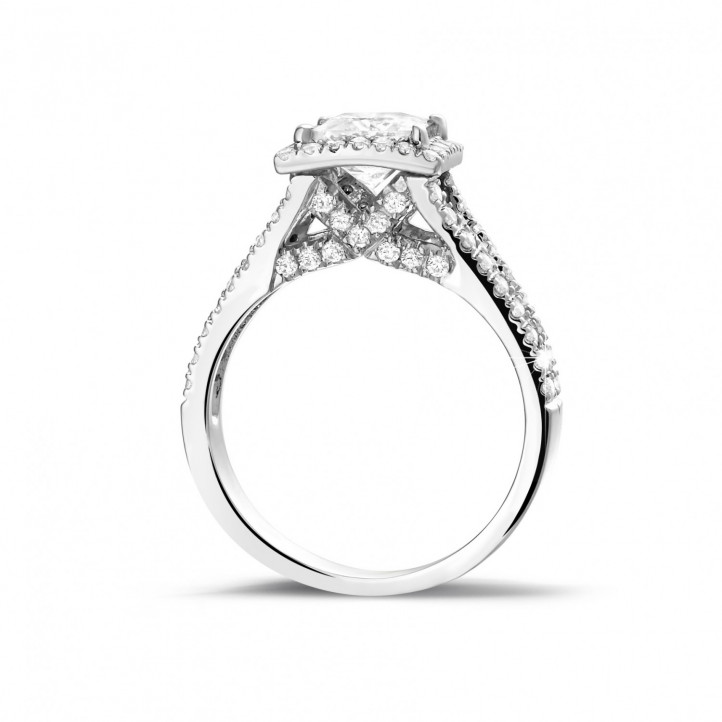 Anello solitario da 1,20 carati in platino con diamante princess e diamanti laterali