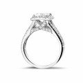 Anello solitario da 1,50 carati in platino con diamante princess e diamanti laterali