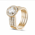 Anello solitario con diamante da 1,00 carati in oro rosso con diamanti laterali