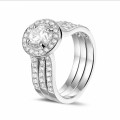 Anello solitario con diamante da 1,00 carati in oro bianco con diamanti laterali