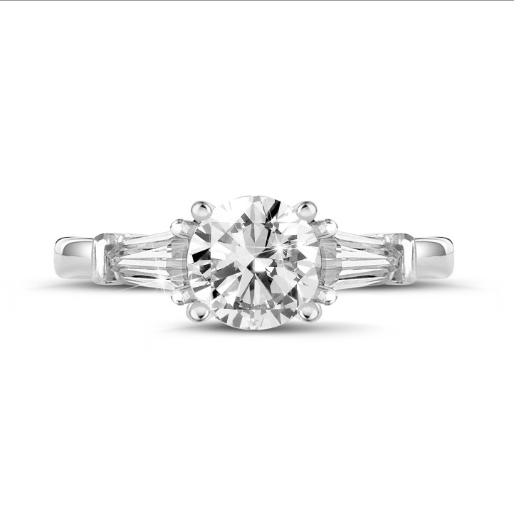 Anello trilogy da 1,00 carati in platino con diamante rotondo e baguette affusolate