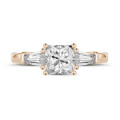 Anello trilogy da 1,00 carati in oro rosso con diamante princess e baguette affusolate