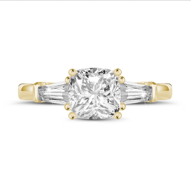 Anello trilogy da 1,00 carati in oro giallo con diamante cushion e baguette affusolate
