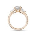Anello trilogy da 1,00 carati in oro rosso con diamante cushion e baguette affusolate