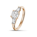 Anello trilogy da 1,00 carati in oro rosso con diamante cushion e baguette affusolate