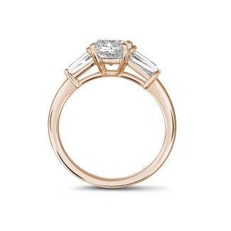 Anelli - Anello trilogy da 1,00 carati in oro rosso con diamante cushion e baguette affusolate
