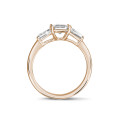 Anello trilogy da 1,00 carati in oro rosso con diamante taglio smeraldo e baguette affusolate