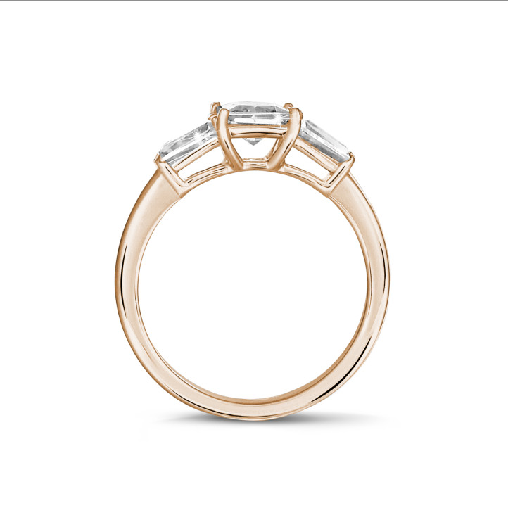 Anello trilogy da 1,00 carati in oro rosso con diamante taglio smeraldo e baguette affusolate