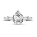Anello trilogy da 1,00 carati in oro bianco con diamante a goccia e baguette affusolate
