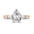 Anello trilogy da 1,00 carati in oro rosso con diamante a goccia e baguette affusolate