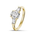 Anello trilogy da 1,00 carati in oro giallo con diamante ovale e baguette affusolate