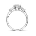 Anello trilogy da 1,00 carati in oro bianco con diamante taglio Asscher e baguette affusolate