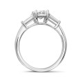 Anello trilogy da 1,00 carati in oro bianco con diamante taglio radiant e baguette affusolate