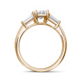 Anello trilogy da 1,00 carati in oro rosso con diamante taglio radiant e baguette affusolate