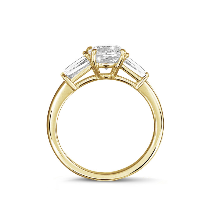 Anello trilogy da 1,00 carati in oro giallo con diamante rotondo e baguette affusolate
