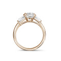 Anello trilogy da 1,00 carati in oro rosso con diamante rotondo e baguette affusolate