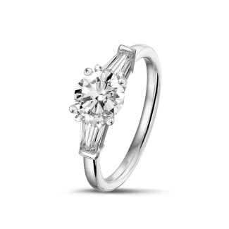 Anello trilogy da 1,00 carati in platino con diamante rotondo e baguette affusolate