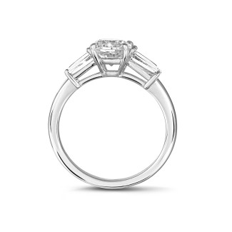 Anello solitario - Anello trilogy da 1,00 carati in oro bianco con diamante cushion e baguette affusolate