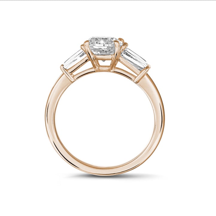 Anello trilogy da 1,00 carati in oro rosso con diamante cushion e baguette affusolate