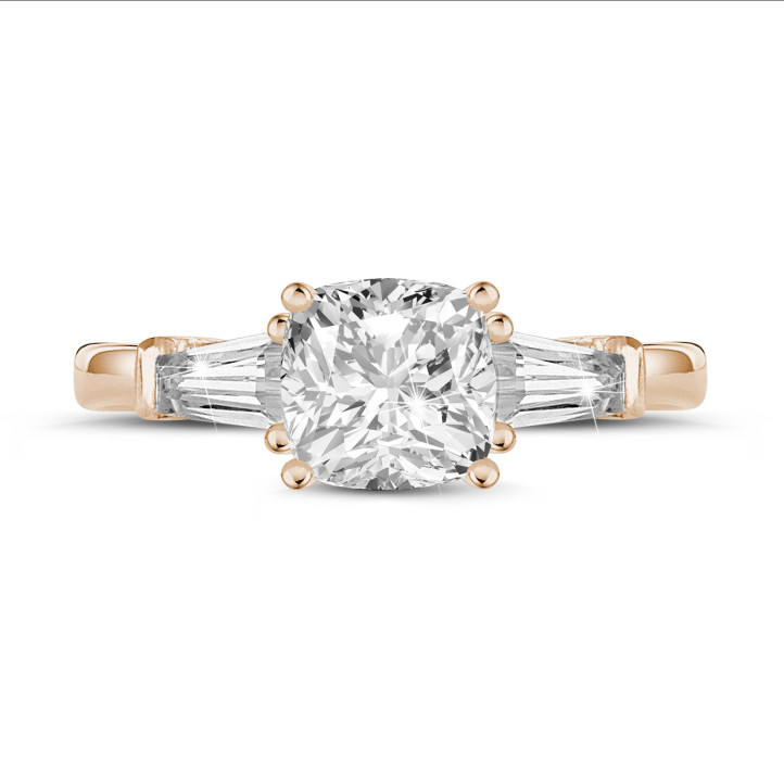 Anello trilogy da 1,00 carati in oro rosso con diamante cushion e baguette affusolate