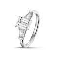 Anello trilogy da 1,00 carati in oro bianco con diamante taglio smeraldo e baguette affusolate