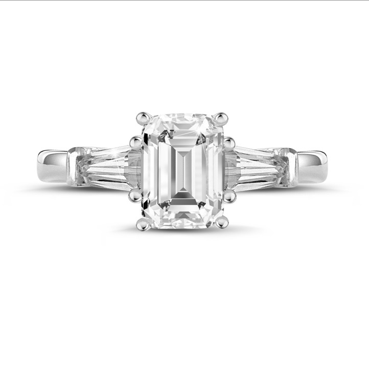 Anello trilogy da 1,00 carati in oro bianco con diamante taglio smeraldo e baguette affusolate