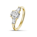 Anello trilogy da 1,00 carati in oro giallo con diamante ovale e baguette affusolate